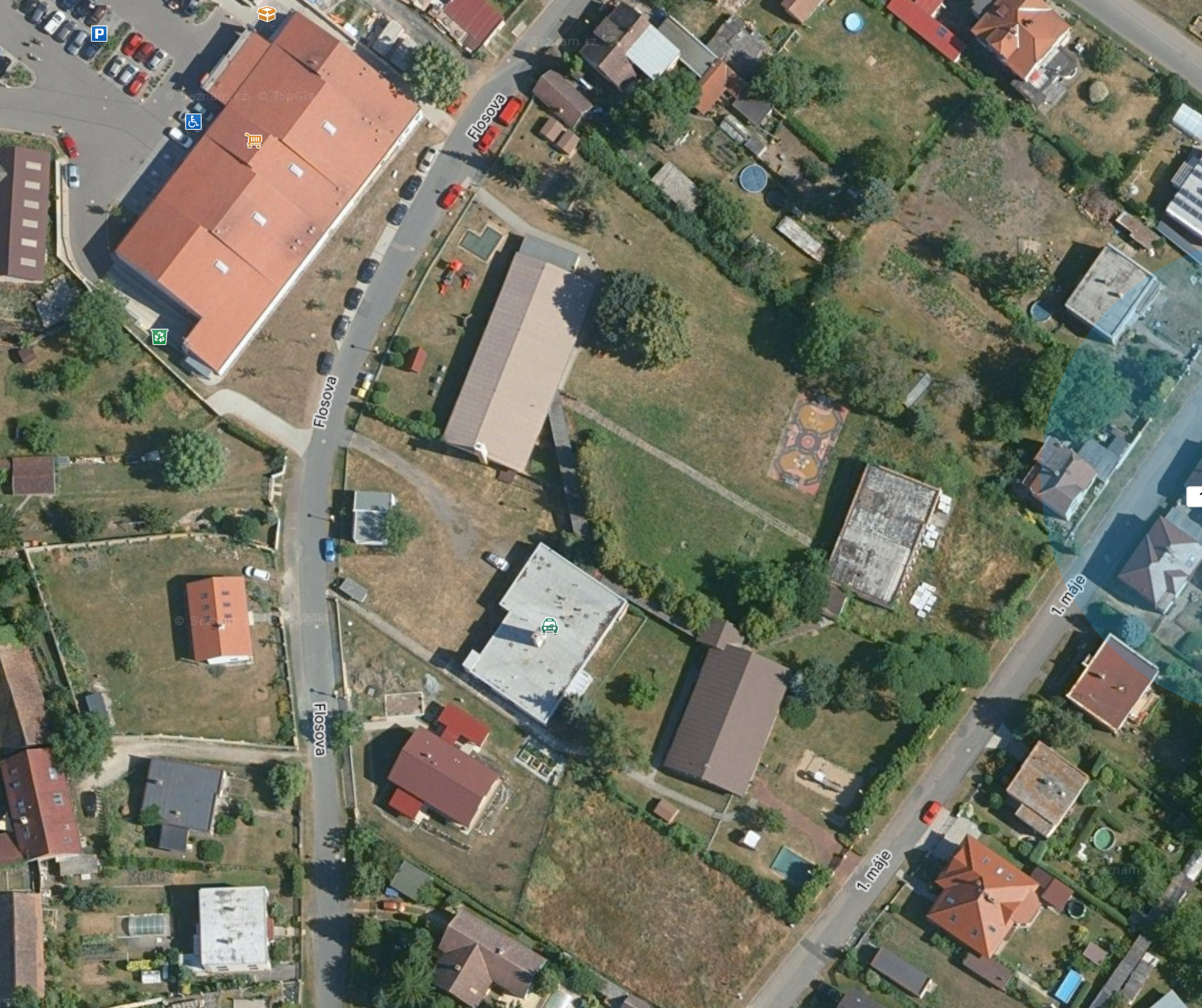 Satelitní pohled na školku mezi ulicemi Flosova a 1. máje